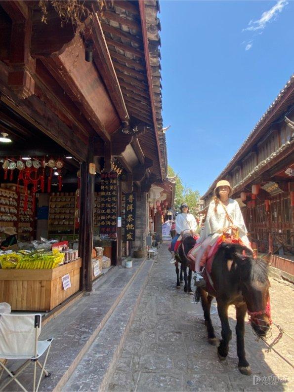 现代化“家电组合” 哪吒L实车内饰图来了!